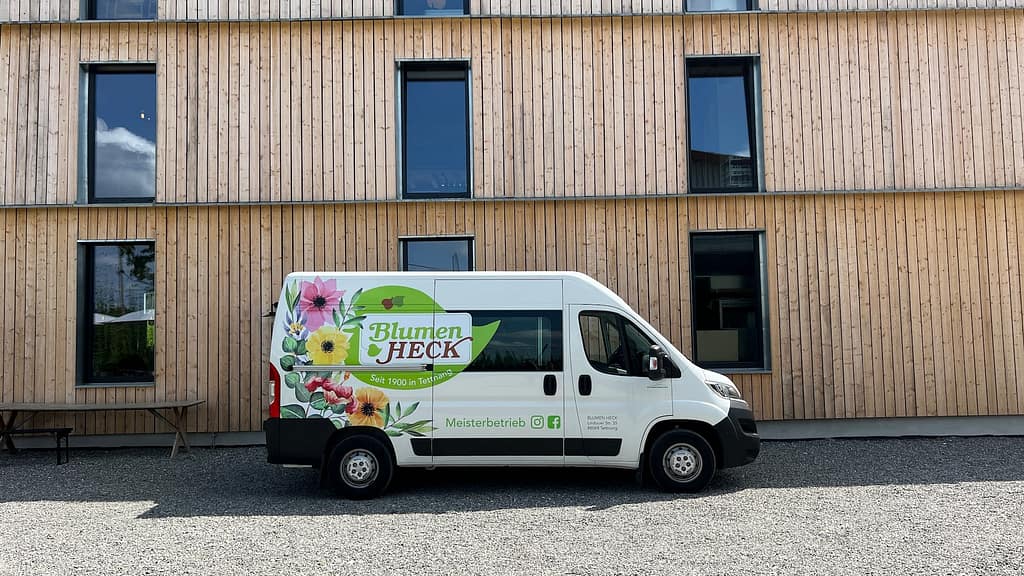 Lieferwagen von Blumen Heck mit Blumenmotiv vor dem Hopfengut No. 20 in Tettnang