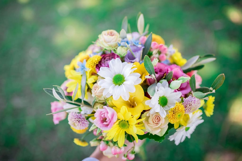 Brautstrauß von oben fotografiert mit Gänseblümchen und Rosen