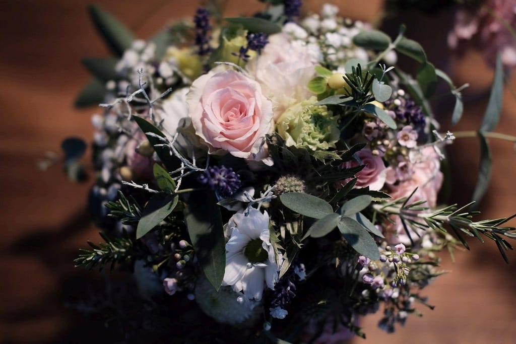 Pastellfarbener Brautstrauß mit Lavendel und Rosen, Nahaufnahme