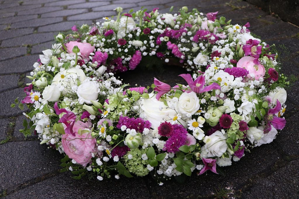 Rosafarbener Trauerkranz mit Rosen und Dahlien