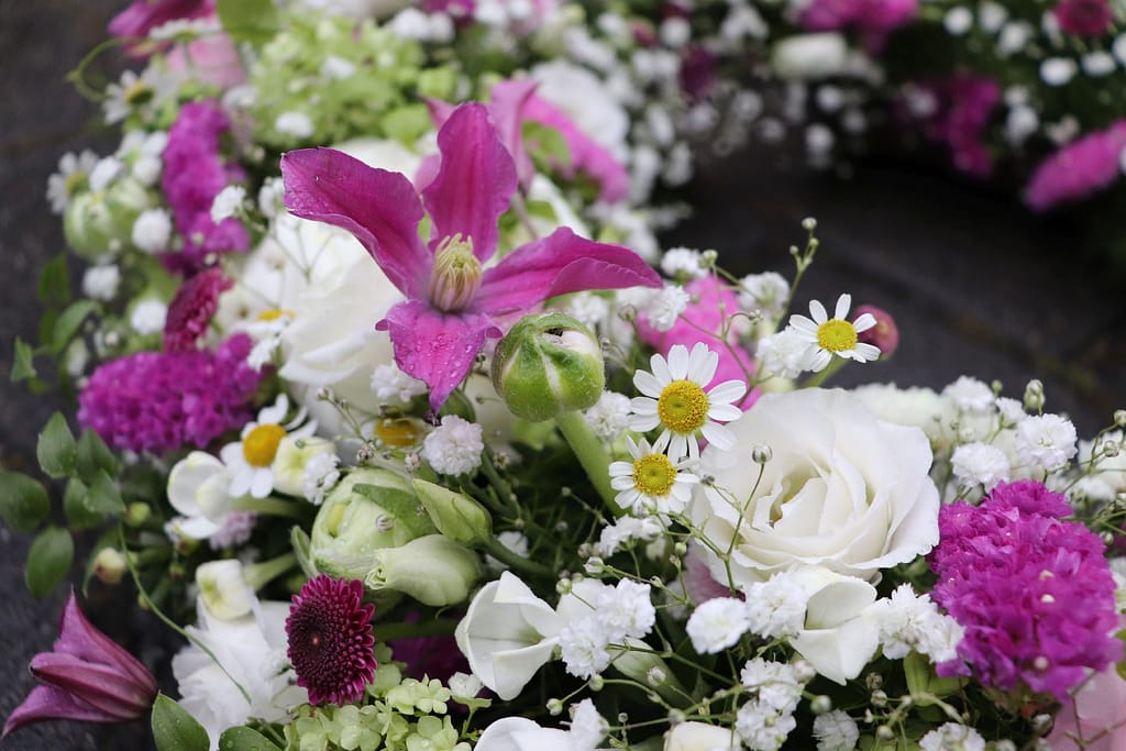 Trauerkranz in Pfirsich und Rot mit Gerbera und Nelken