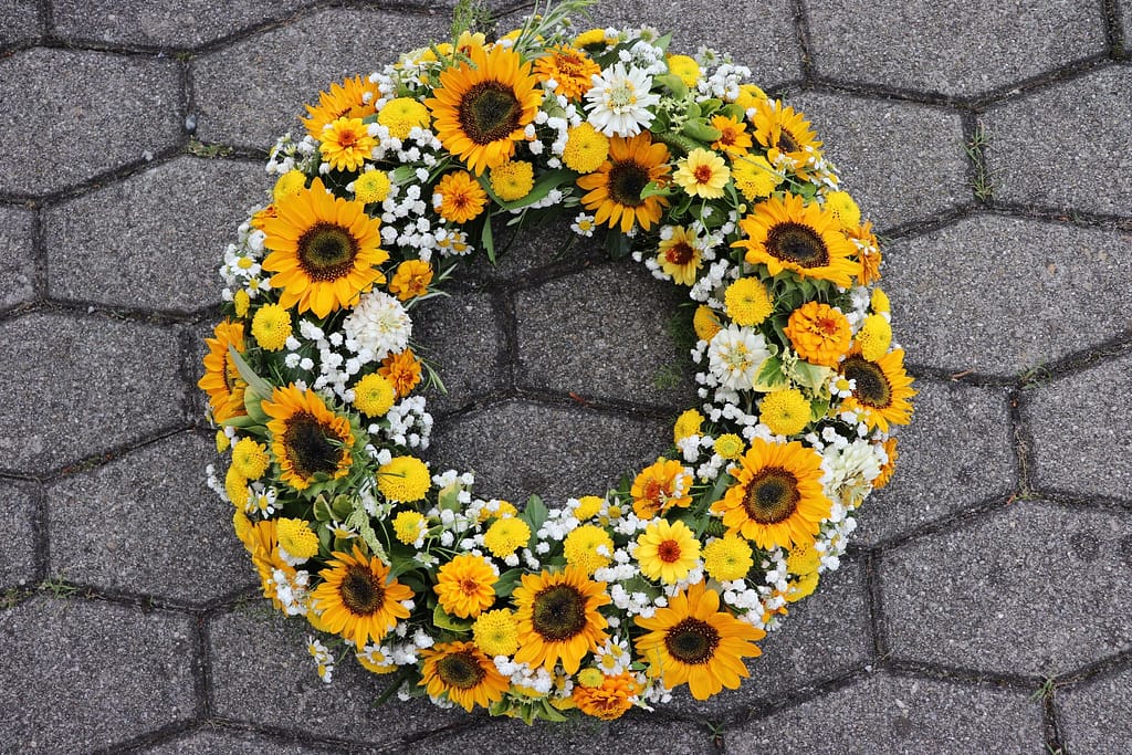 Sonnenblumen-Sargauflage mit Zinnien, Nahaufnahme