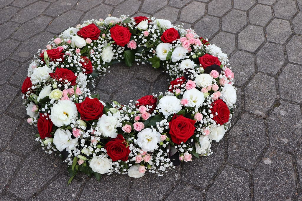 Roter Trauerkranz mit weißen und rosa Rosen, andere Ansicht