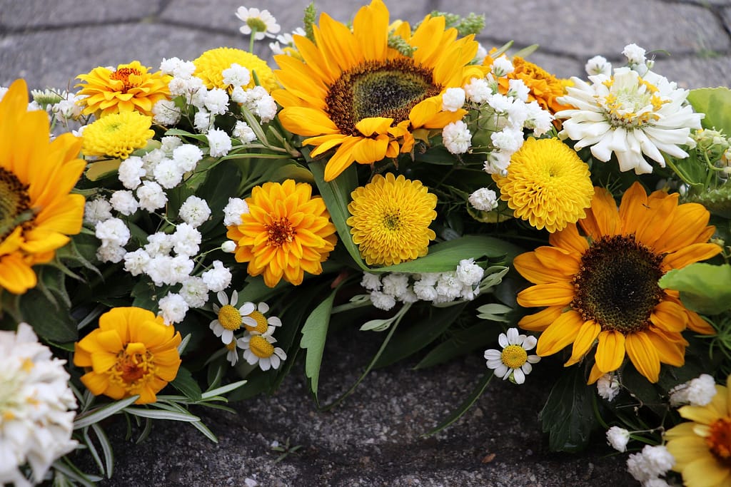 Sonnenblumen-Sargauflage mit Zinnien, Nahaufnahme