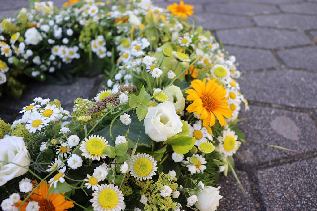 Weiß-gelbes Trauergesteck mit Margeriten, Nahaufnahme