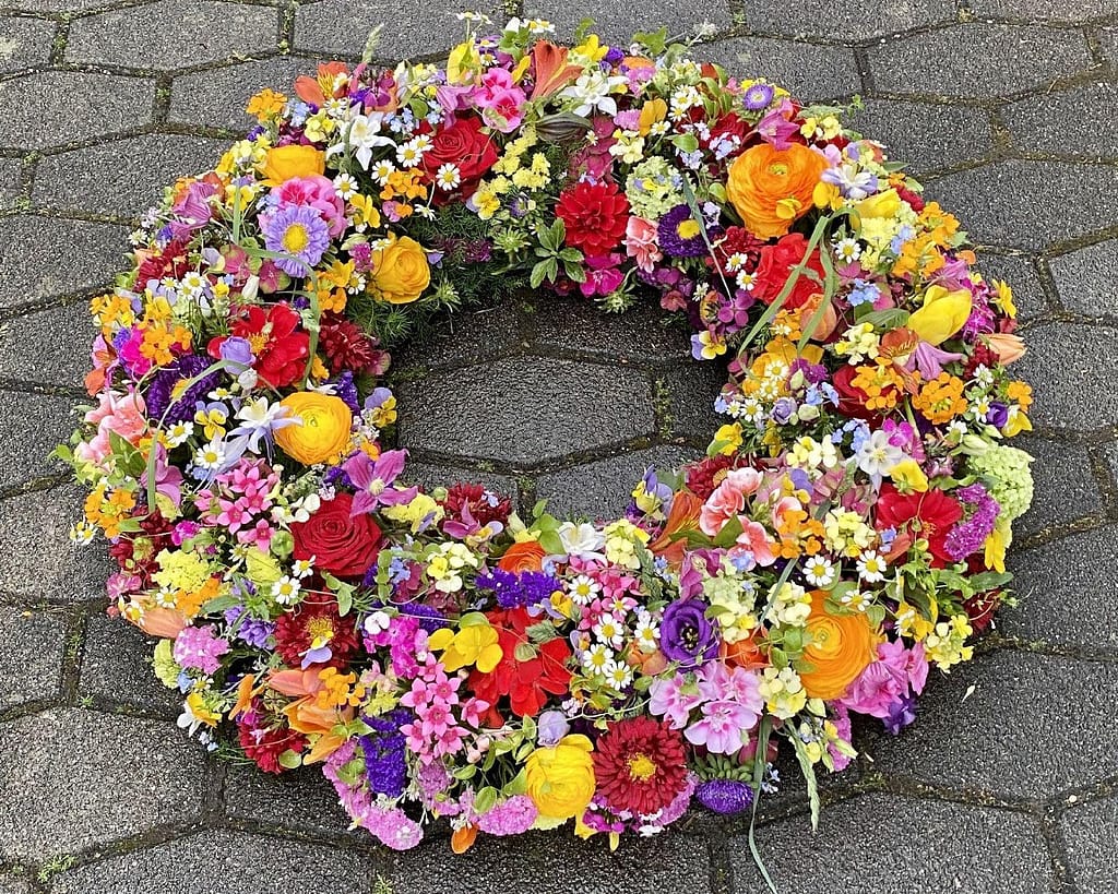 Bunter Trauerkranz mit Dahlien, Rosen und Ranunkeln von Blumen Heck