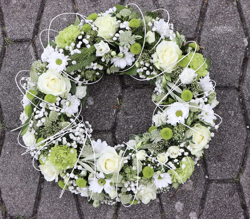 Weiß-grüner Trauerkranz mit Rosen und Chrysanthemen