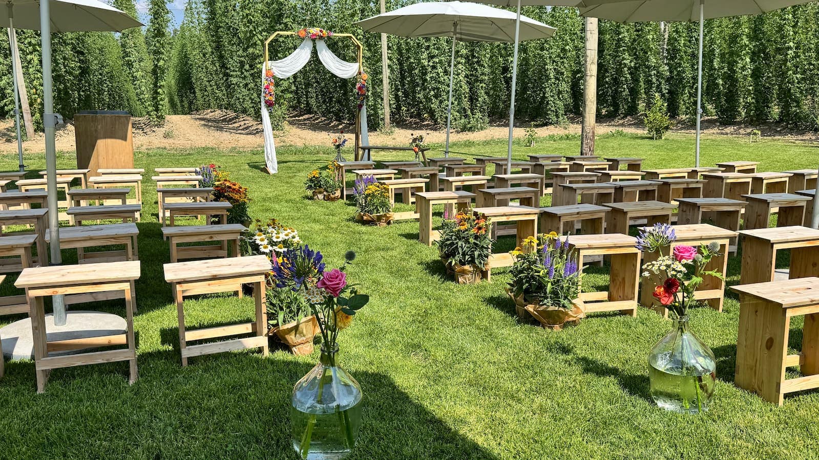 Freie Trauung im Hopfengut No. 20 in Tettnang mit Blumenbogen, Sitzbänken und bunten Wildblumensträußen