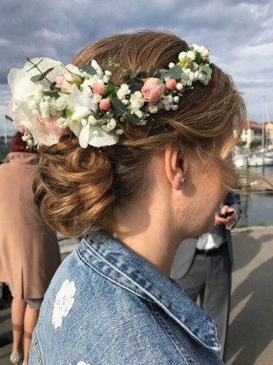 Braut mit Blumenkranz im Haar am Hafen, Boote im Hintergrund
