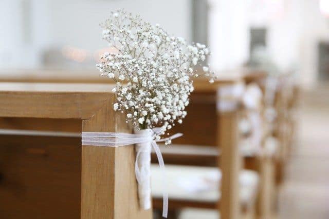Schleierkraut-Blumenschmuck an Kirchenbankreihe