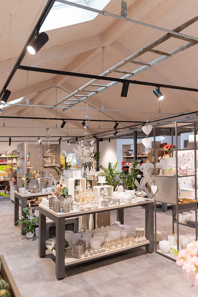 Gang im Blumenladen mit Rattan-Herzen, Trockenblumen und Wanddeko aus Naturmaterial