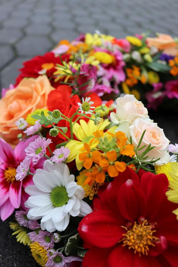 Weiß-violetter Trauerkranz mit Rosen, Chrysanthemen und Clematis