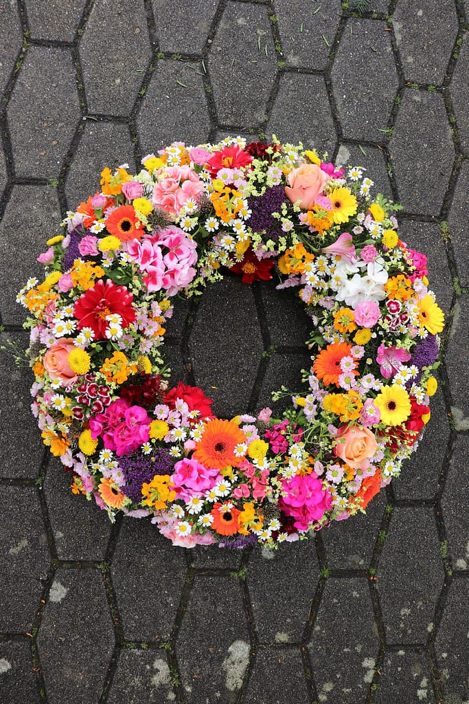 Bunte Sargauflage mit Dahlie, Rose und Margerite, Nahaufnahme