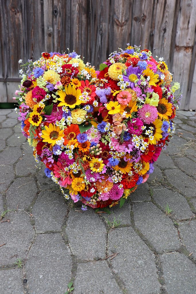 Bunter Trauerkranz mit Dahlien und Gerbera, Vogelperspektive