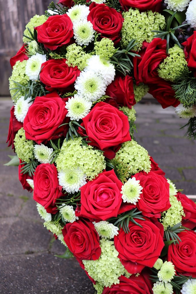 Rote Rosen-Sargauflage mit weißen Chrysanthemen, Nahaufnahme