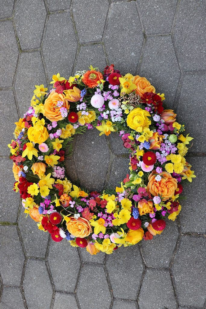 Bunter Frühlingskranz mit Narzissen und Ranunkeln