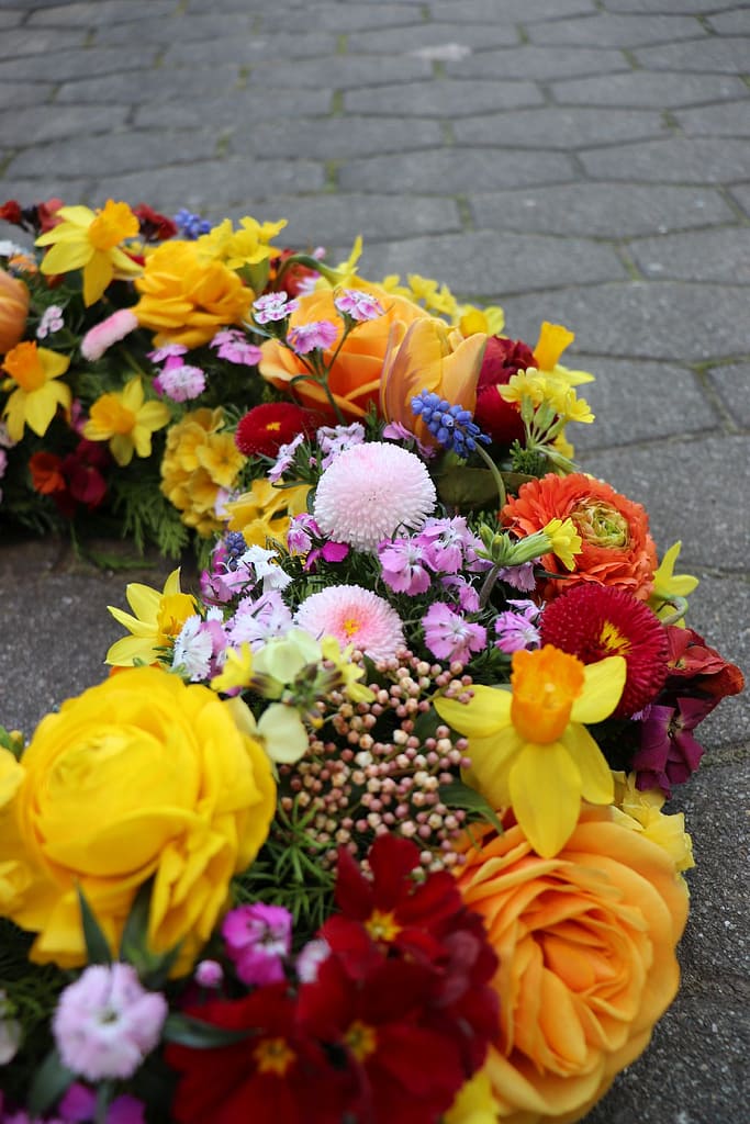 Bunte Sargauflage mit Narzissen und Traubenhyazinthen, Nahaufnahme