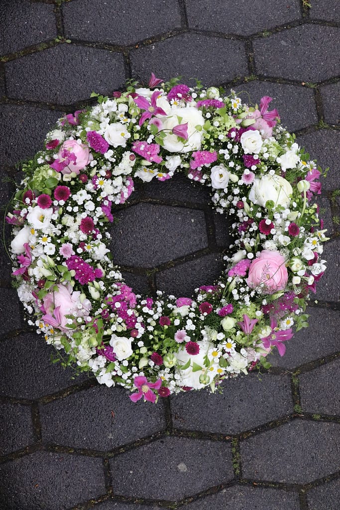 Rosa-weißer Trauerkranz mit Rosen und Clematis
