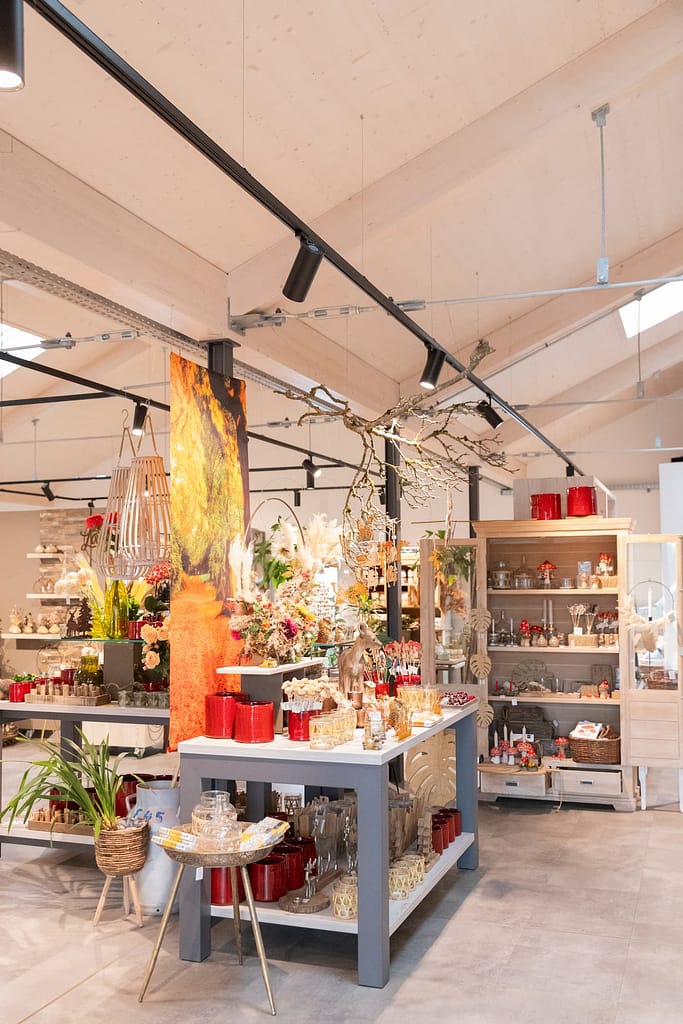 Blick in den Blumenladen Heck mit Regalen, Pflanzen und Dekoration