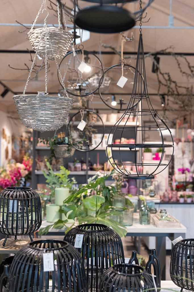 Hängende Draht- und Korblaternen als Deko-Beleuchtung im Blumenladen