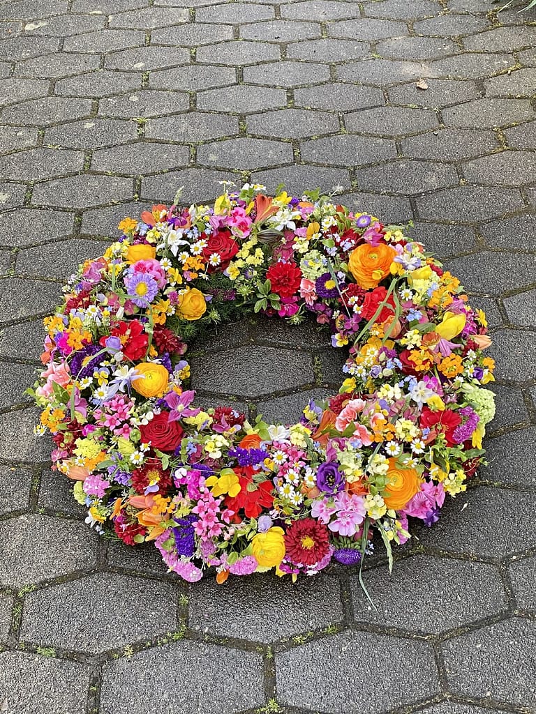 Bunter Trauerkranz mit Dahlien und Ranunkeln