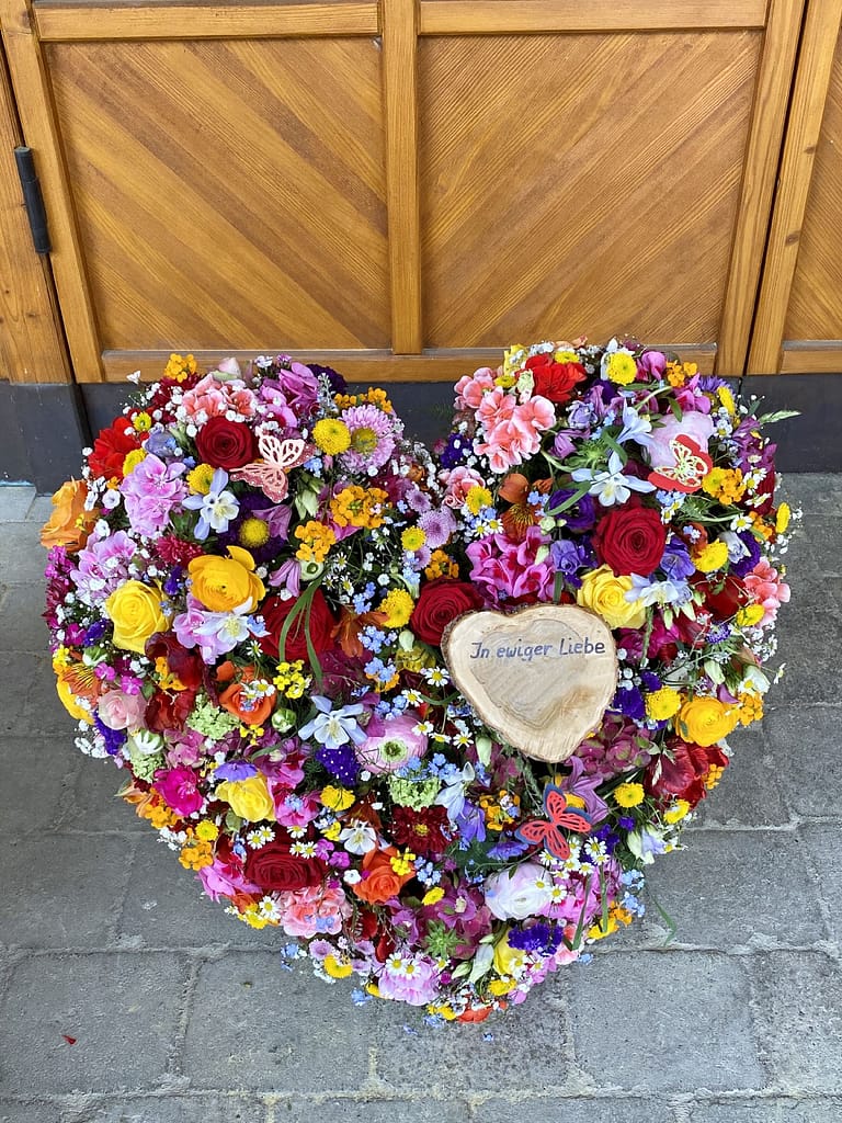 Buntes Herzgesteck mit Holzherz "In ewiger Liebe"
