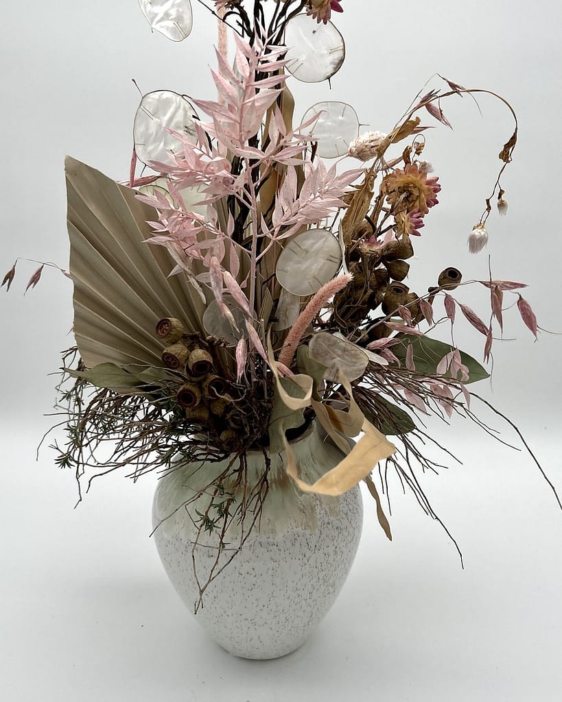 Strauß aus Trockenblumen in Rosé in einer weißen Vase