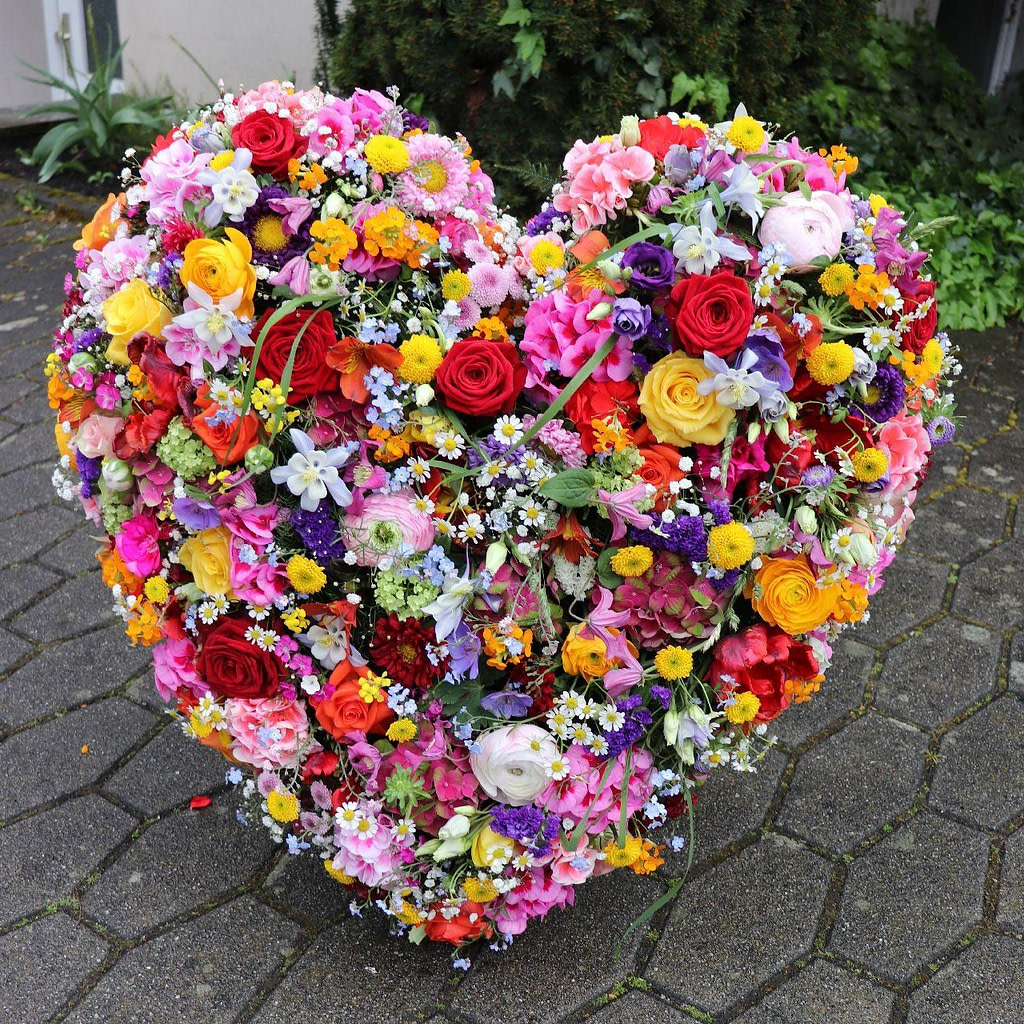 Buntes Trauerherz mit Rosen und Ranunkeln