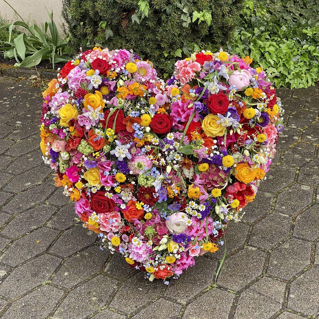 Buntes Trauerherz mit Rosen und Sommerblumen