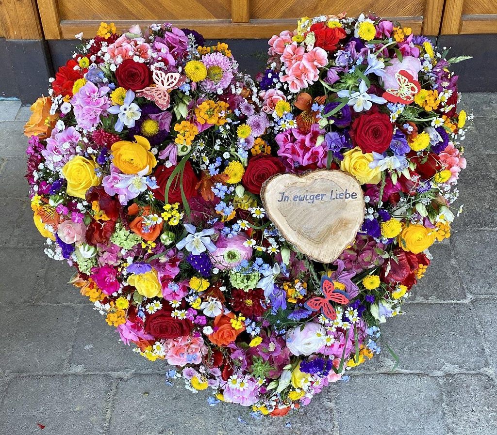 Buntes Trauerherz mit beschriftetem Herz „In ewiger Liebe“