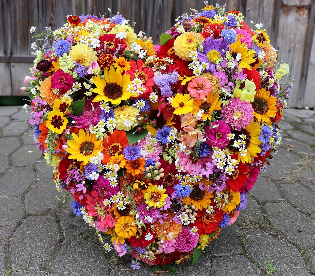 Trauerherz aus Sonnenblumen, Zinnien und Dahlien